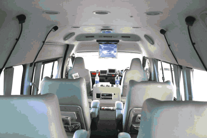 9 Seater Toyota Commuter